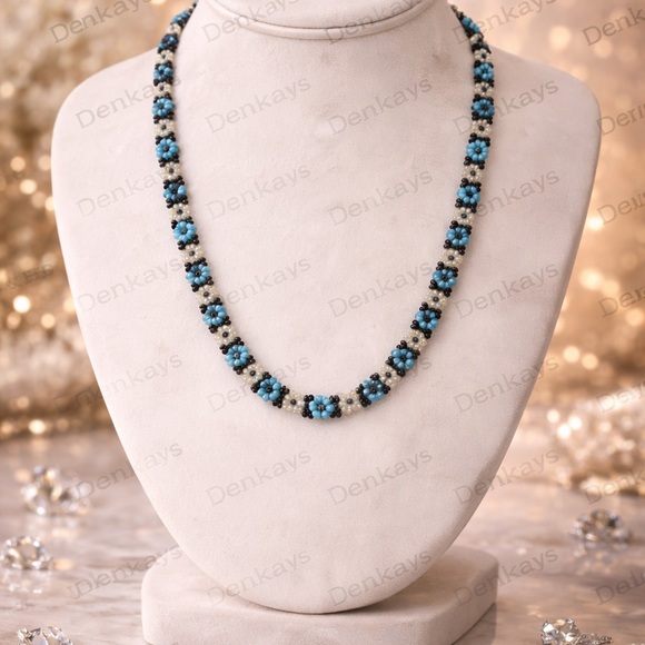 Jewelry - Elegant Beaded Necklace - Blue and Black